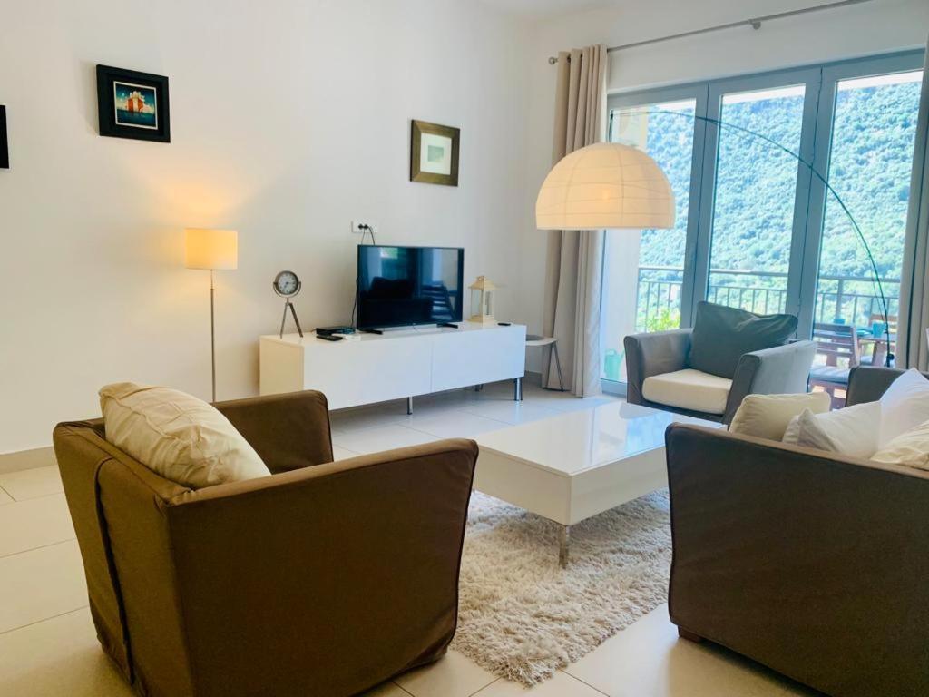 Lavender Bay Apartment F8 Donji Morinj Buitenkant foto