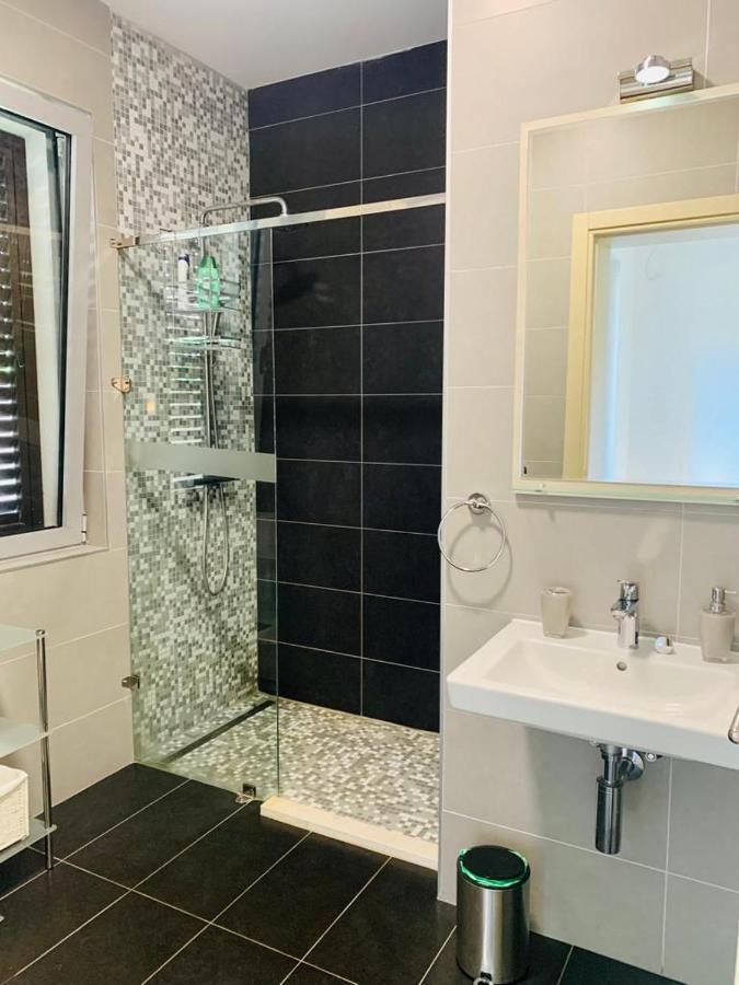 Lavender Bay Apartment F8 Donji Morinj Buitenkant foto