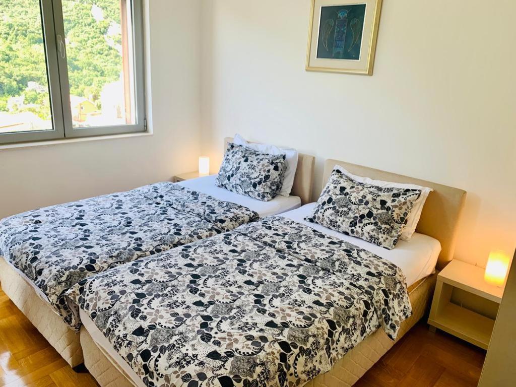 Lavender Bay Apartment F8 Donji Morinj Buitenkant foto